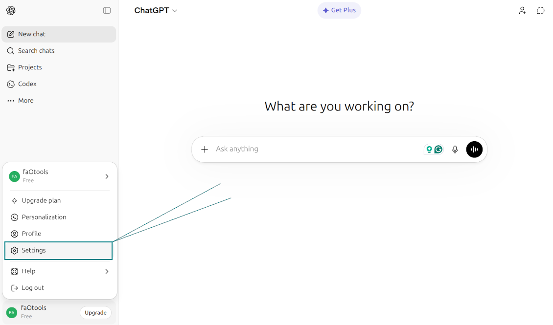 Потребителският интерфейс на ChatGPT с курсор, който осветява опцията „Settings“ в менюто на профила в страничната лента.